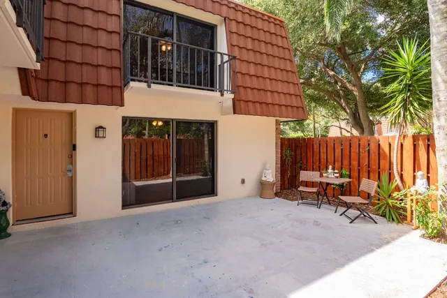 a view of an outdoor space