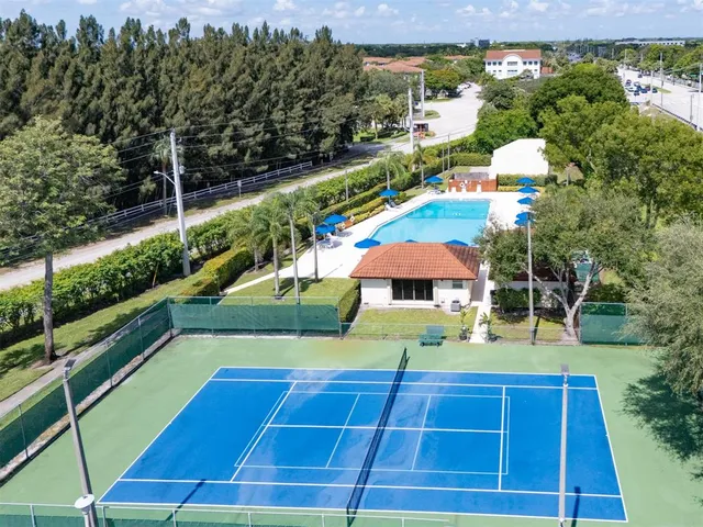 a picture of a tennis court