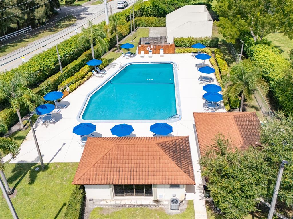 3118 Spanish Wells Drive, Unit 15C Delray Beach, FL 33445 - Photo 33 of 40 a picture of a tennis court