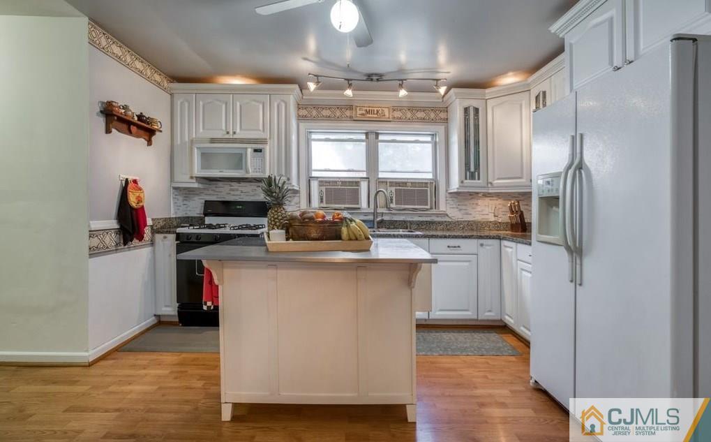 17 Hastings Road Kendall Park, NJ 08824 - Photo 2 of 26 Gallery Image 2