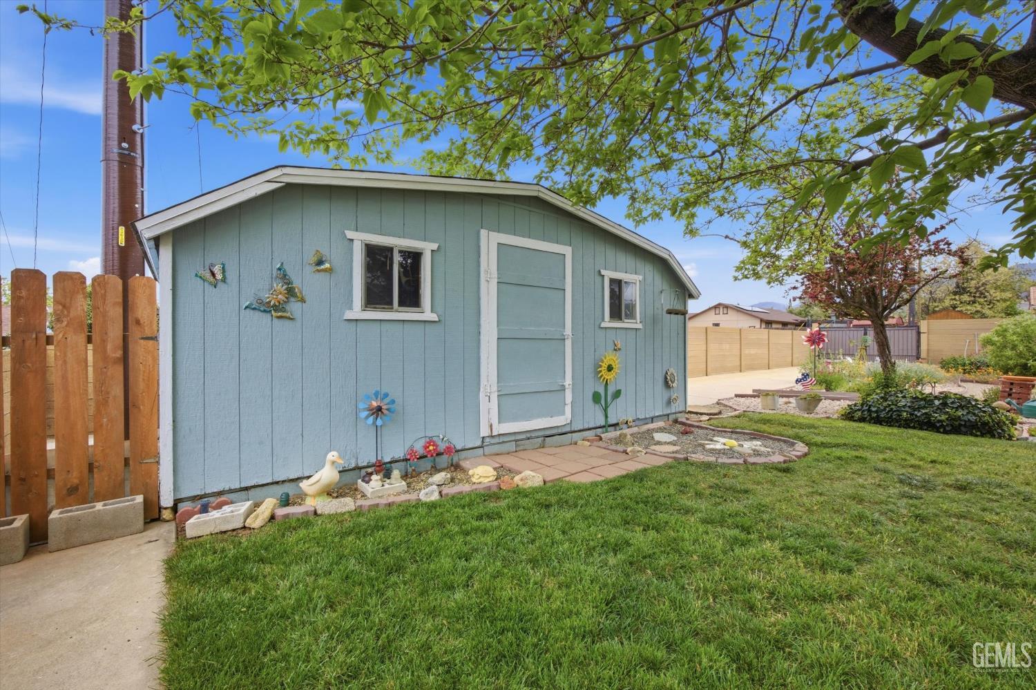 Undisclosed Address Tehachapi, CA 93561 - Photo 44 of 48 a backyard of a house with table and chairs