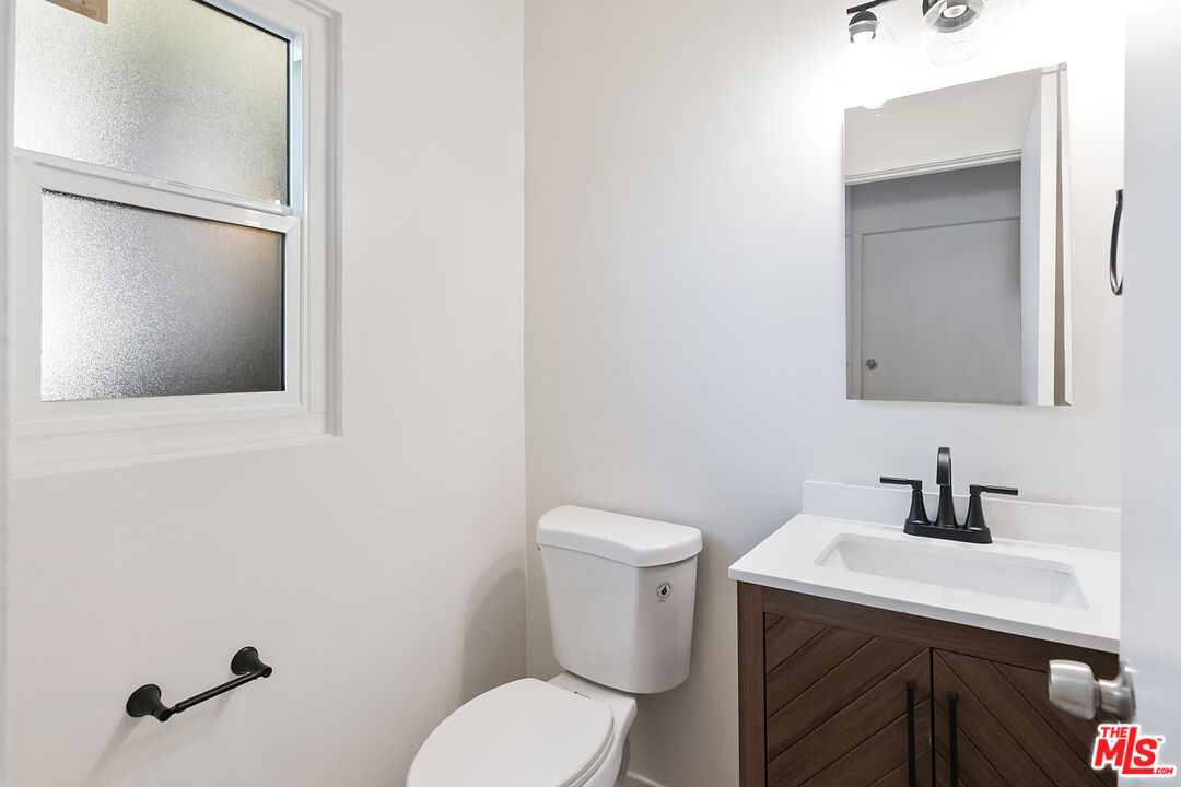 3252 Barham Boulevard Los Angeles, CA 90068 - Photo 12 of 38