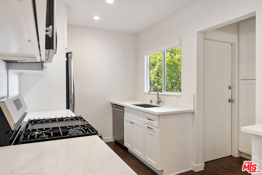 3252 Barham Boulevard Los Angeles, CA 90068 - Photo 18 of 38