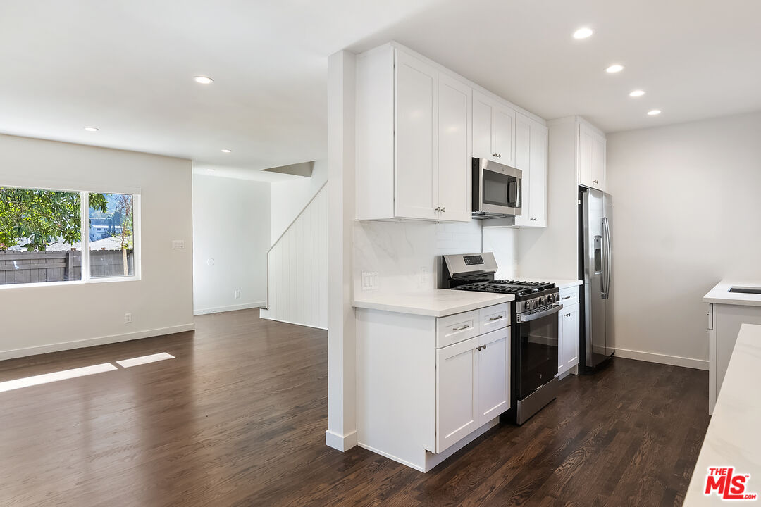 3252 Barham Boulevard Los Angeles, CA 90068 - Photo 21 of 38