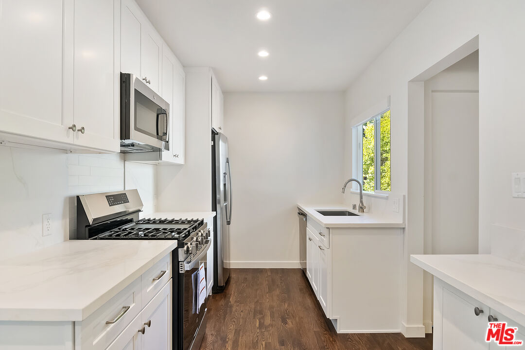 3252 Barham Boulevard Los Angeles, CA 90068 - Photo 23 of 38