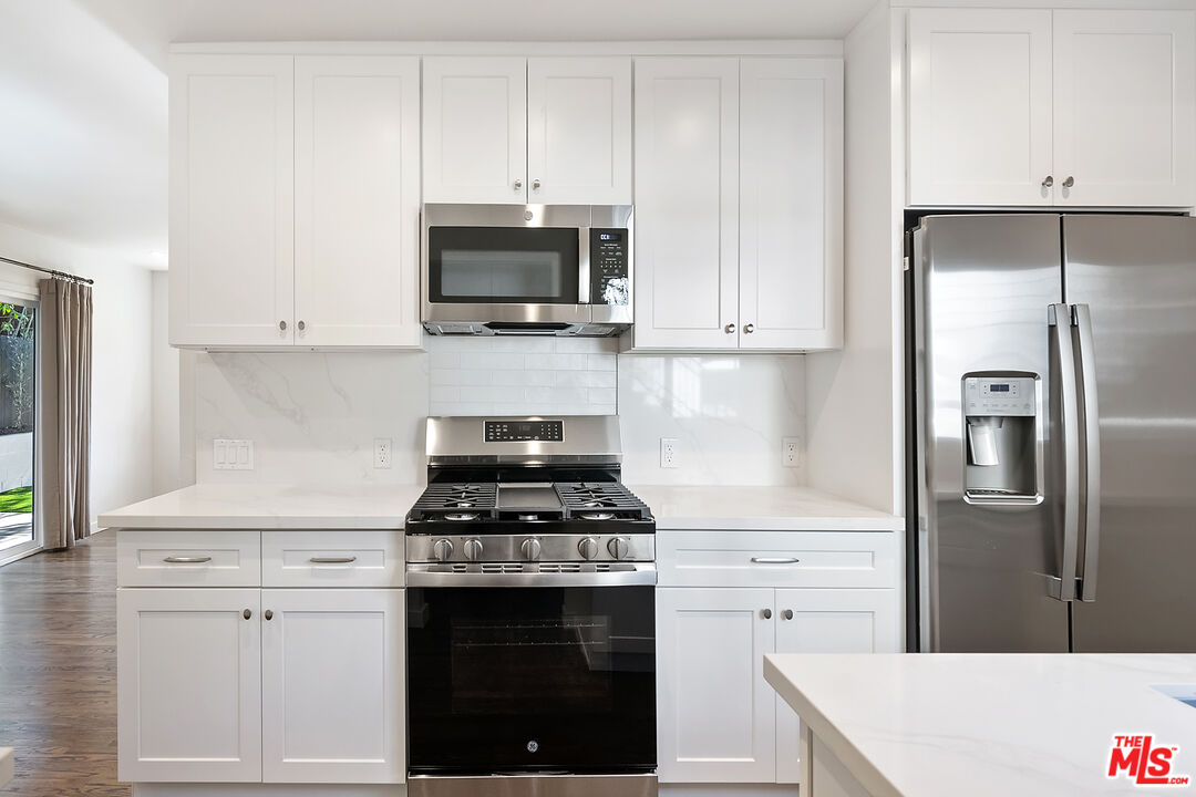 3252 Barham Boulevard Los Angeles, CA 90068 - Photo 24 of 38