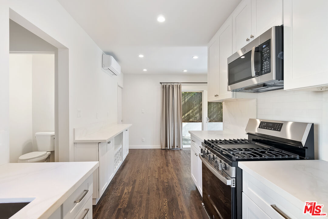 3252 Barham Boulevard Los Angeles, CA 90068 - Photo 26 of 38