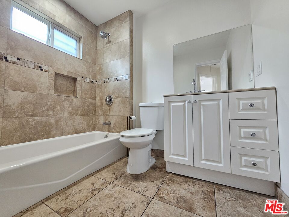204 North Spring Avenue Compton, CA 90221 - Photo 8 of 14 a bathroom with a toilet a sink and bathtub