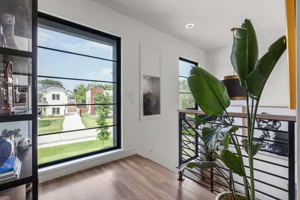 $1,395,000 | 935 Gardenia Drive, Houston, TX 77018