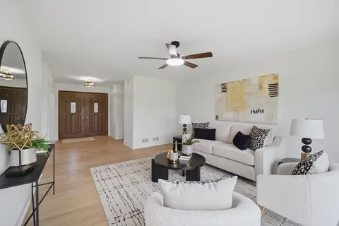 $850,000 | 28 Windemere Lane, South Barrington, IL 60192