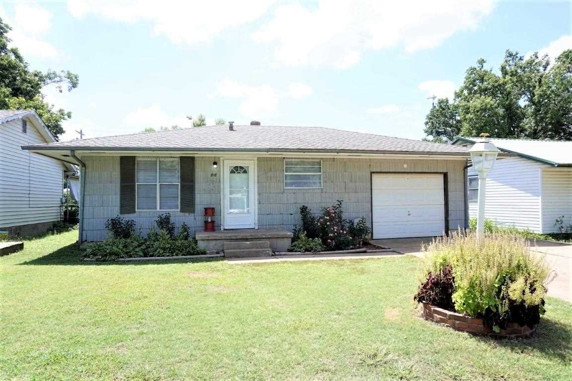 810 Maple Street Perry, OK 73077 - Photo 1 of 18 Gallery Image 1