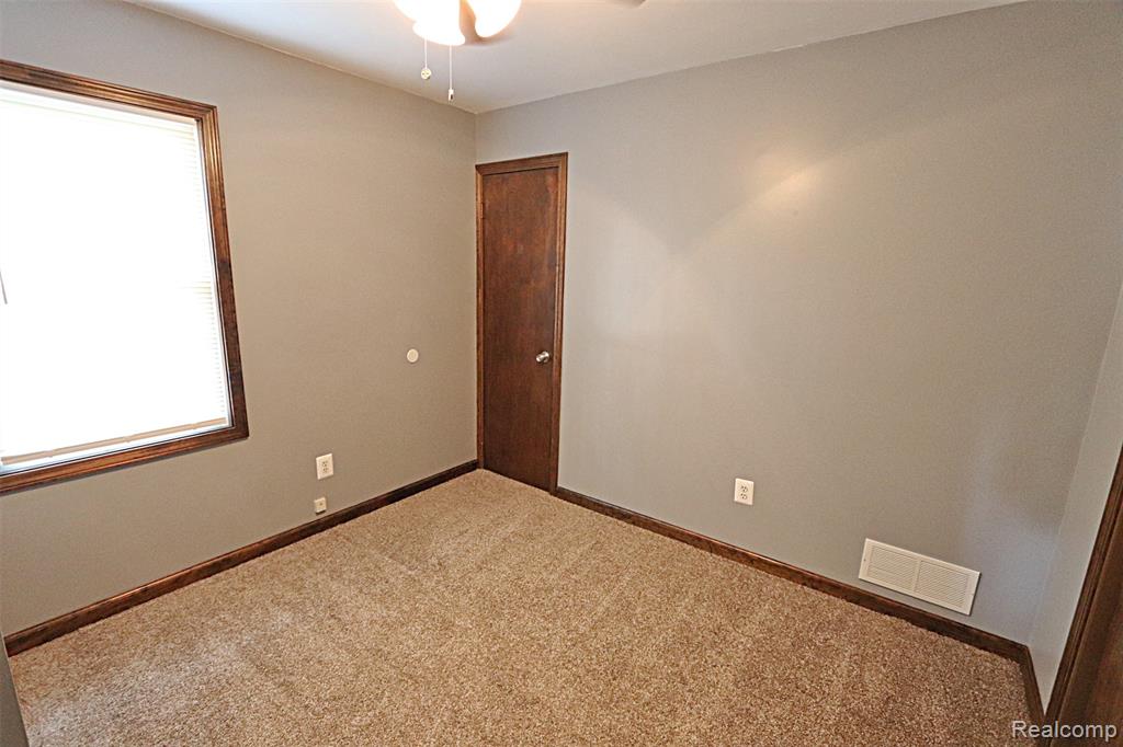19554 Farmington Road Livonia, MI 48152 - Photo 34 of 40