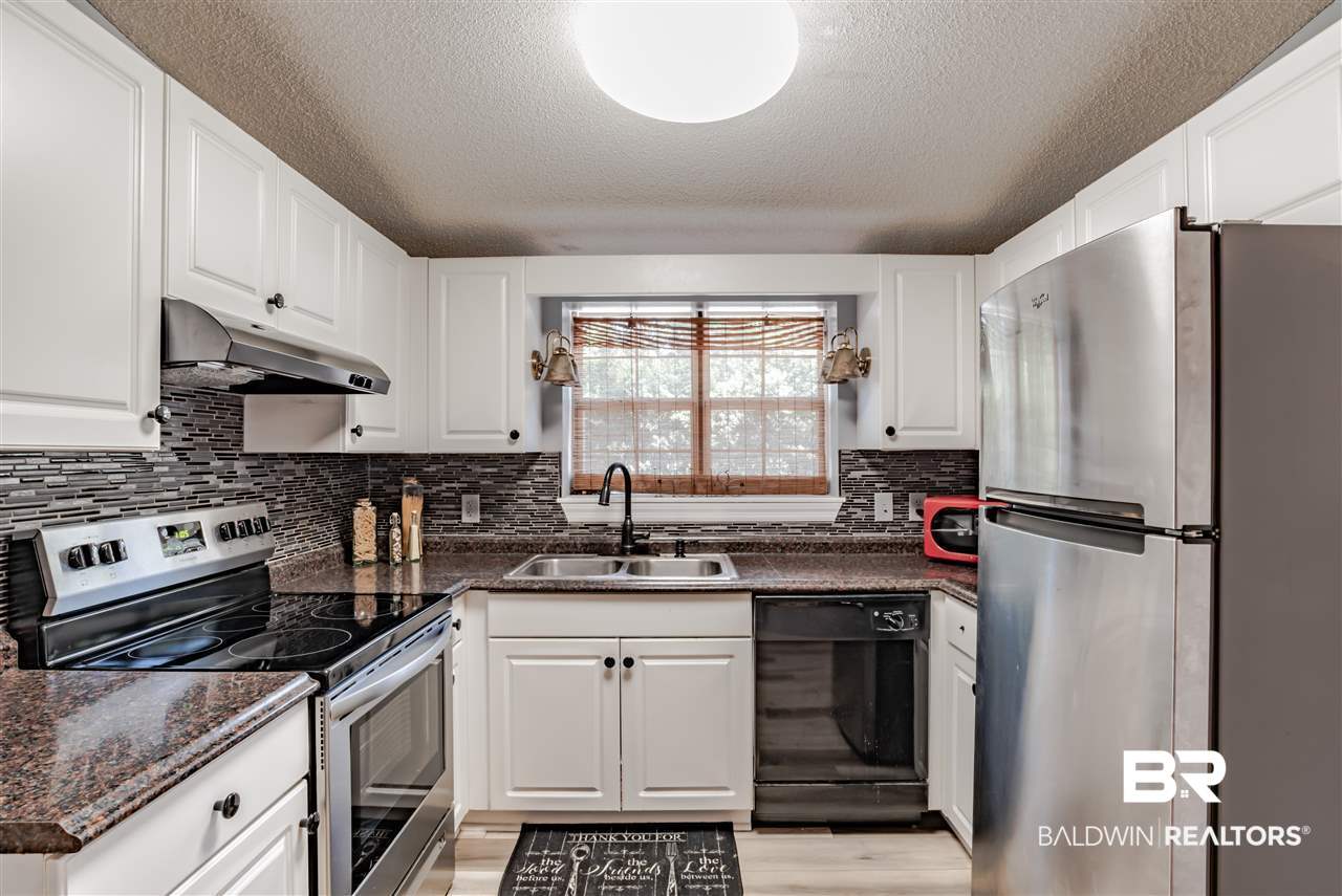 14391 County Road 65 Foley, AL 36535 - Photo 41 of 49 Full kitchen in cottage