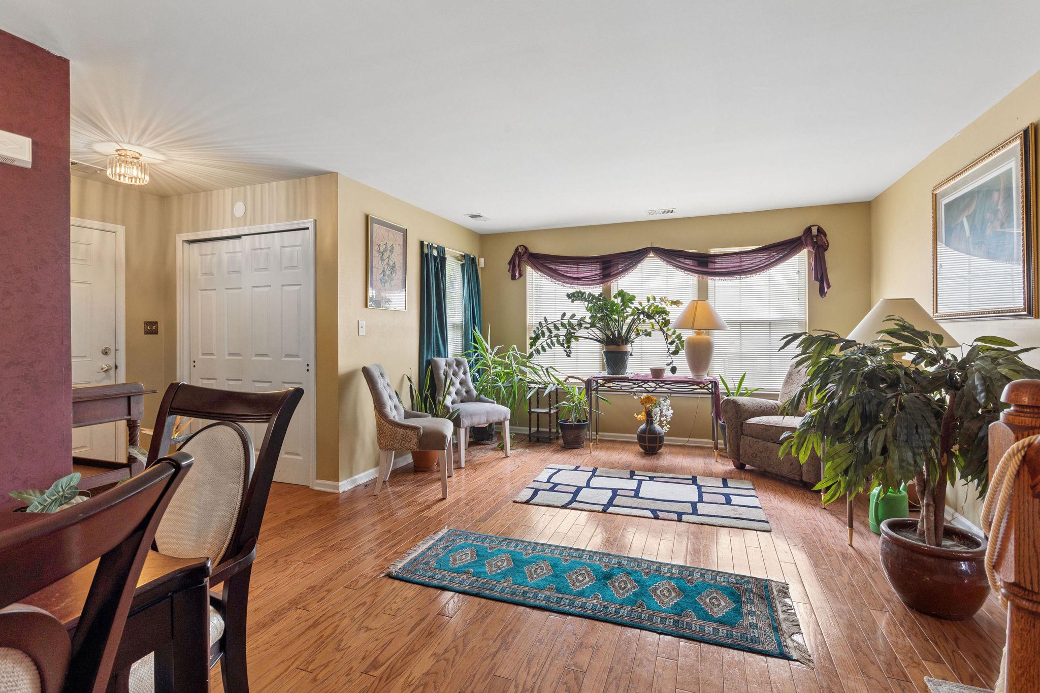18 Hemingway Lane Columbus, NJ 08022 - Photo 4 of 27 Living room