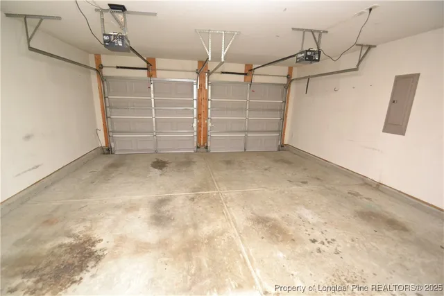 a view of an house with backyard and garden