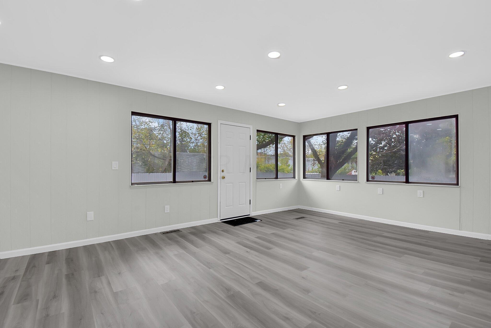 5566 Roche Drive Columbus, OH 43229 - Photo 12 of 29 family room