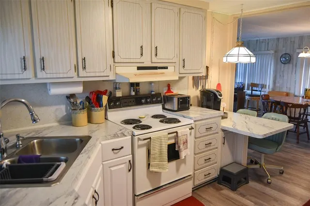 $180,000 | 47 Delaware Court, Unit 10, Palm Harbor, FL 34684