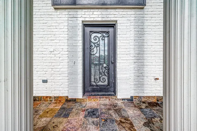 a black and white photo of a living room