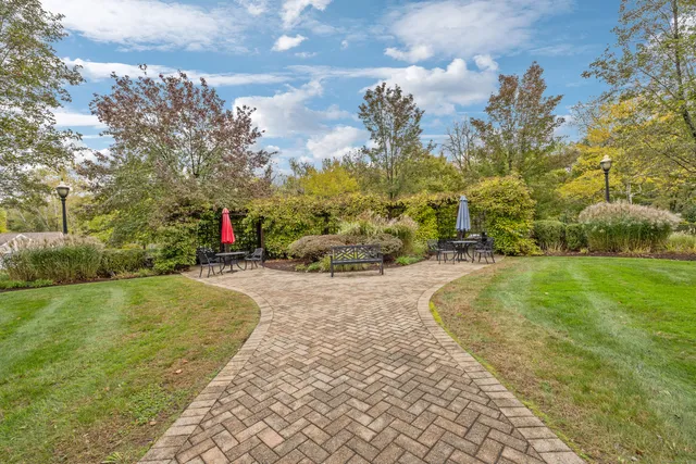 $3,200 | 1 King Philip Drive, Unit 202, West Hartford, CT 06117