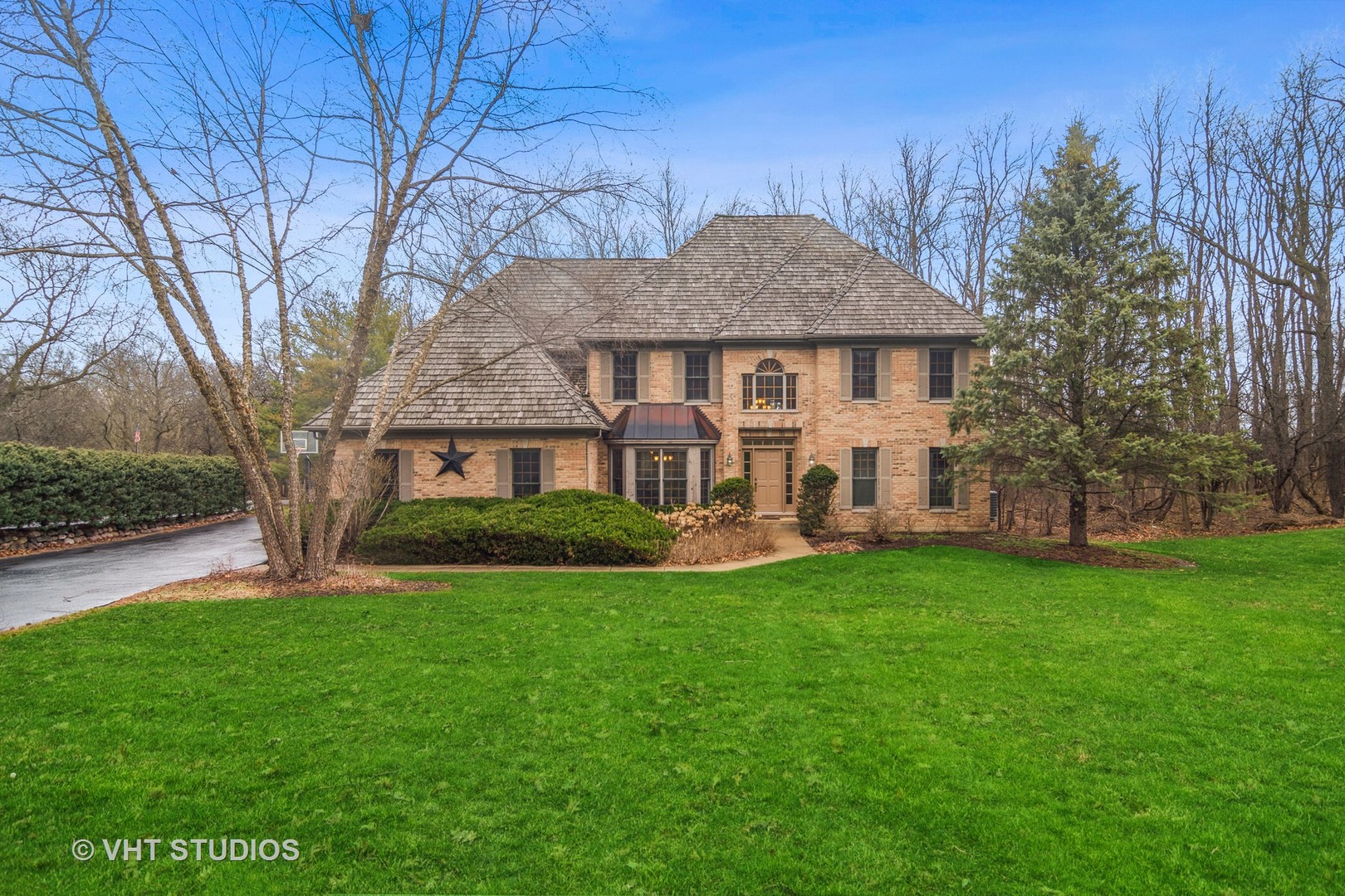 a view of a house with a yard