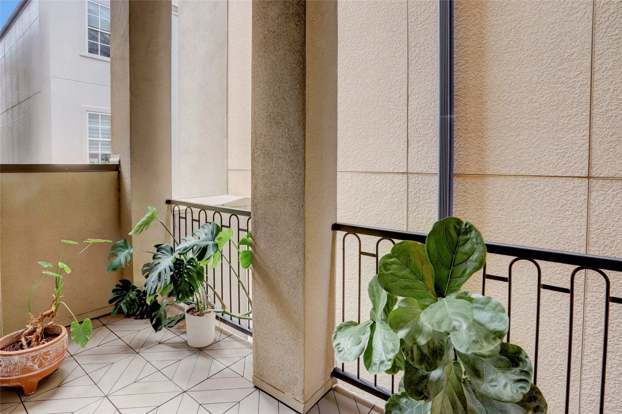 1348 West 25th Street Houston, TX 77008 - Photo 13 of 34 a vase with flowers sitting on a floor