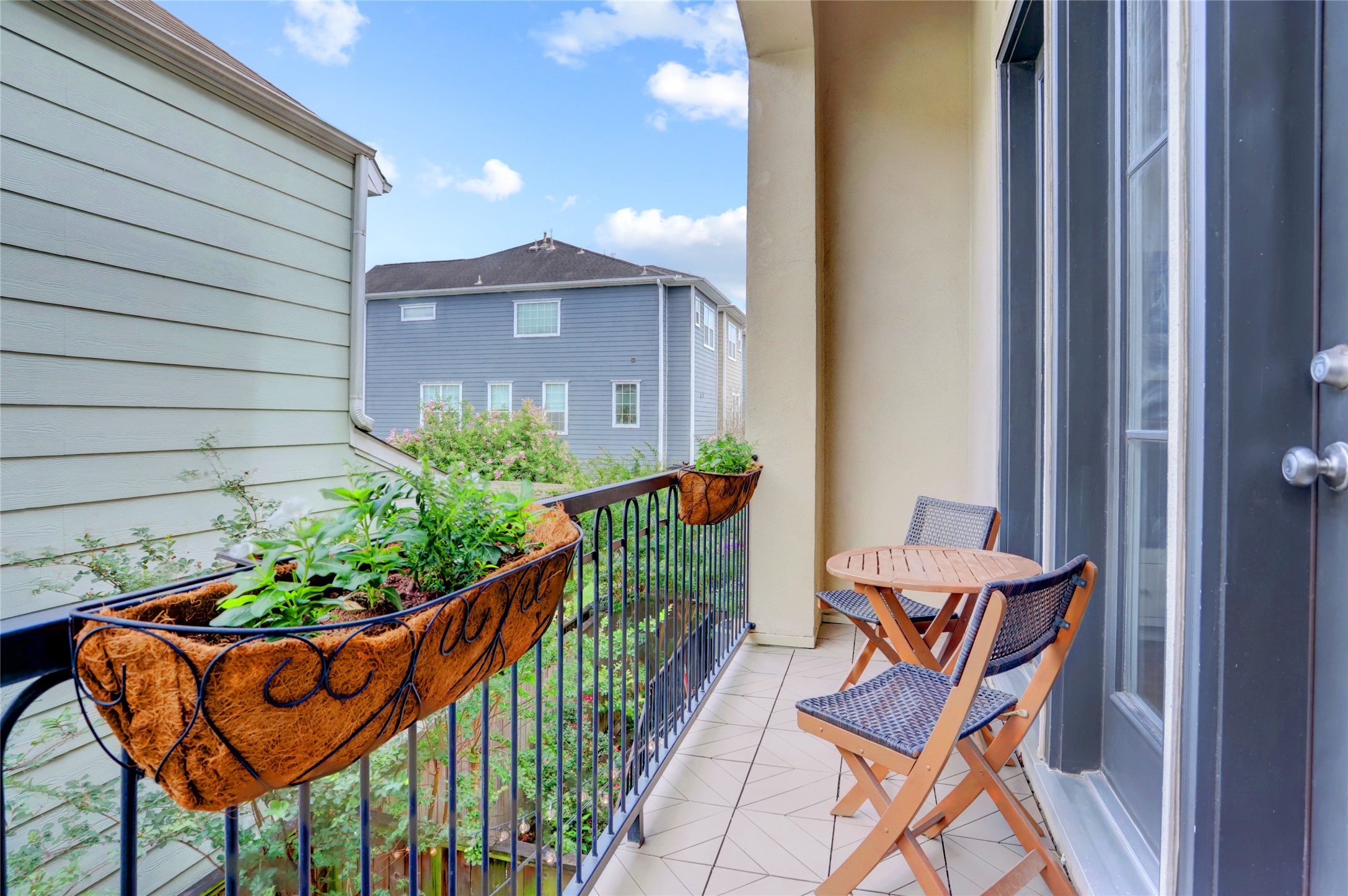 1348 West 25th Street Houston, TX 77008 - Photo 17 of 34 a view of a chairs and table in the balcony