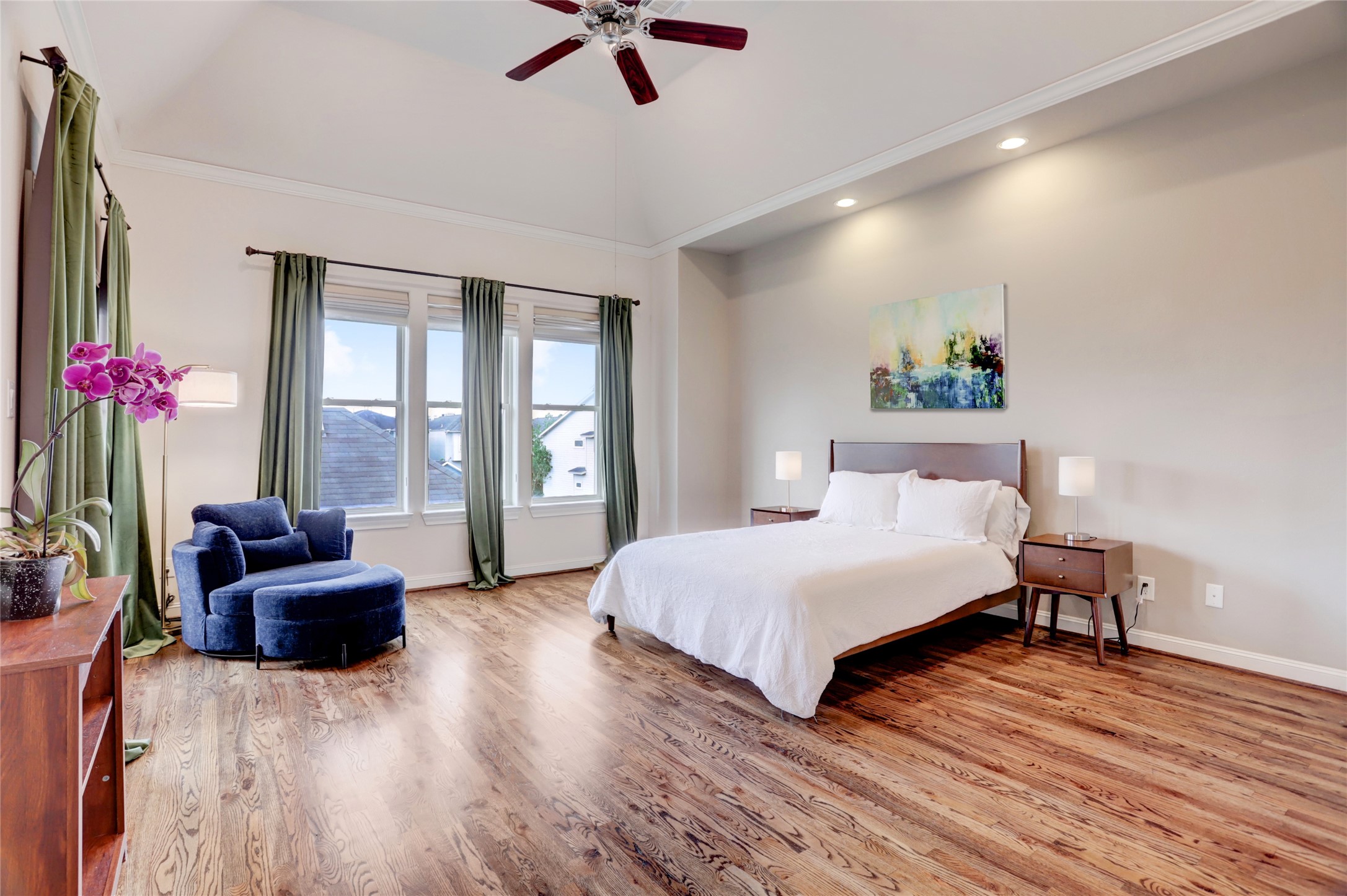 1348 West 25th Street Houston, TX 77008 - Photo 21 of 34 a bedroom with a bed window and couch