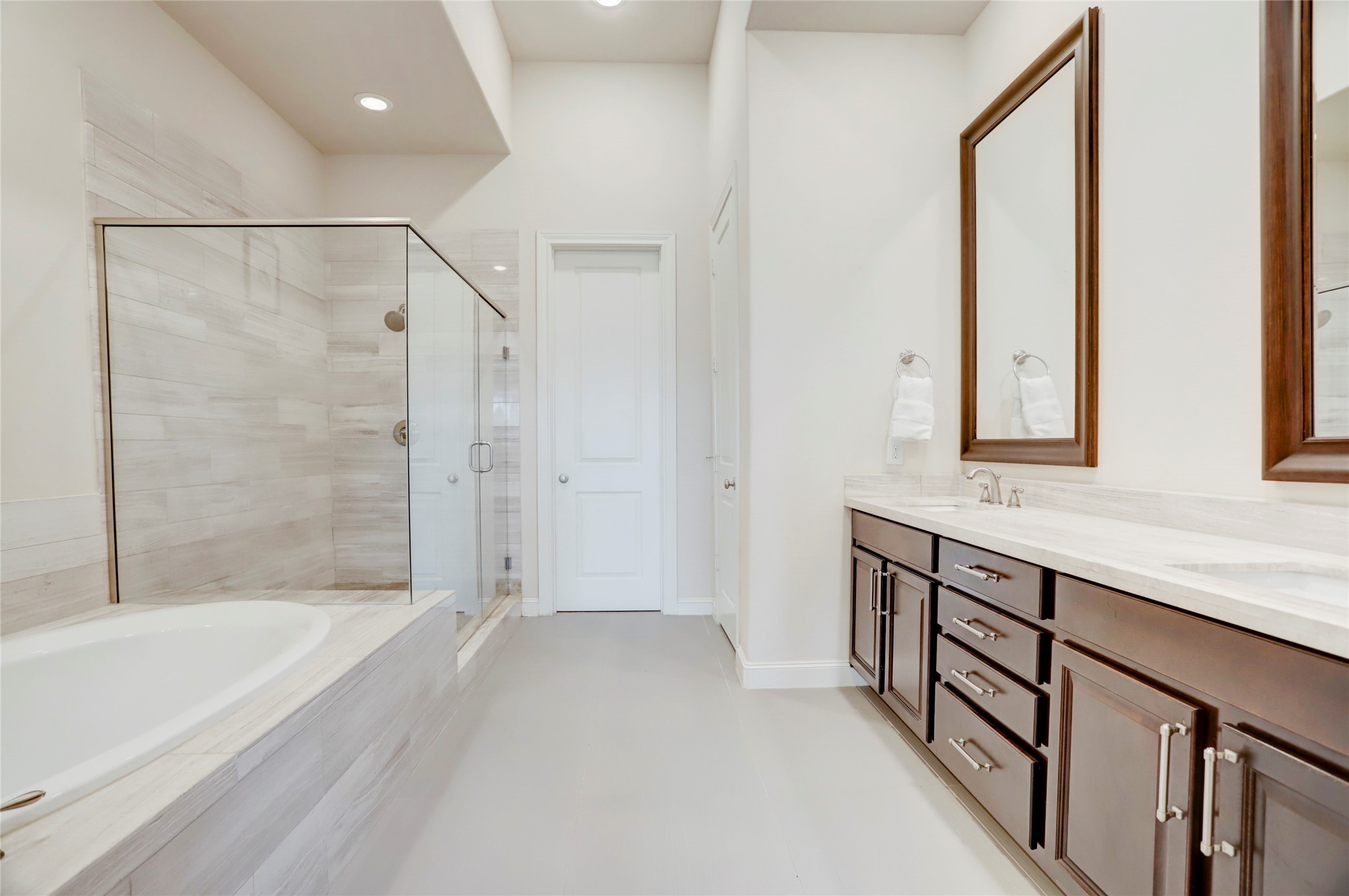 1348 West 25th Street Houston, TX 77008 - Photo 24 of 34 a bathroom with a bathtub and a sink