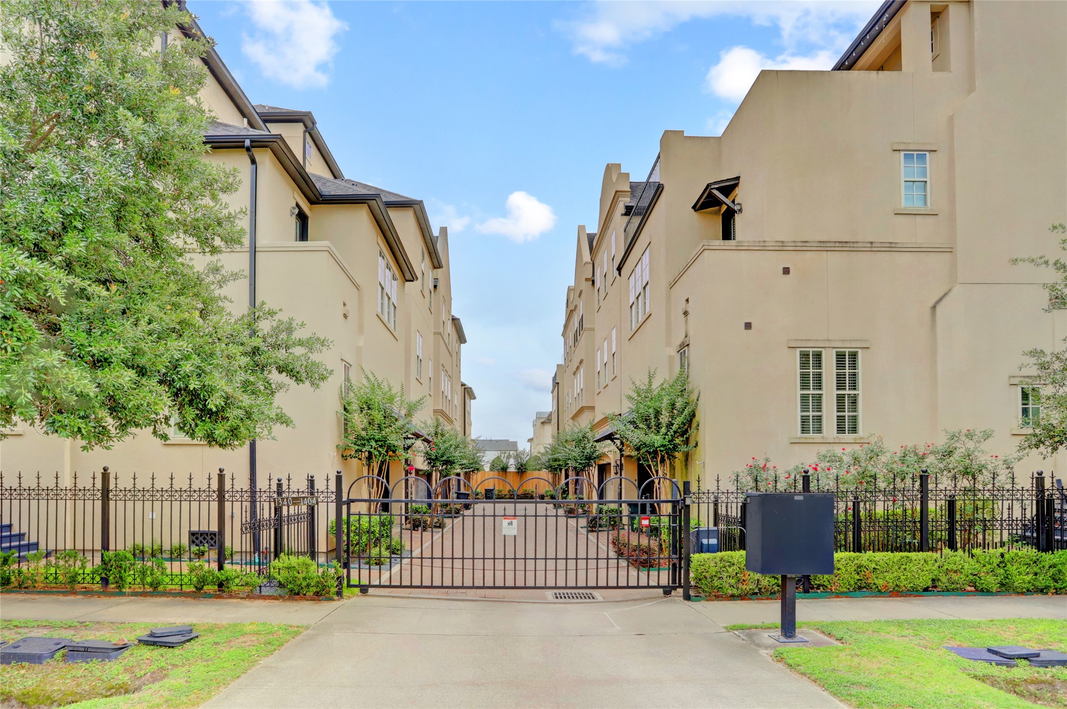 1348 West 25th Street Houston, TX 77008 - Photo 29 of 34 a view of a street with houses
