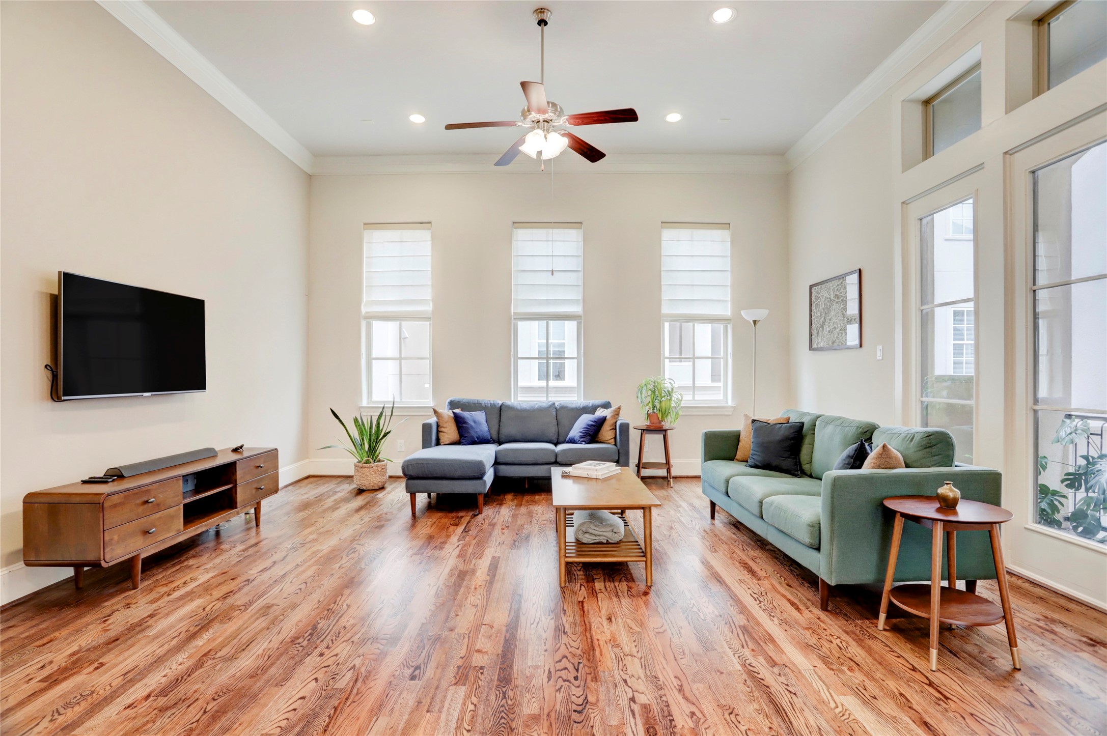 1348 West 25th Street Houston, TX 77008 - Photo 4 of 34 a living room with furniture flat screen tv and wooden floor