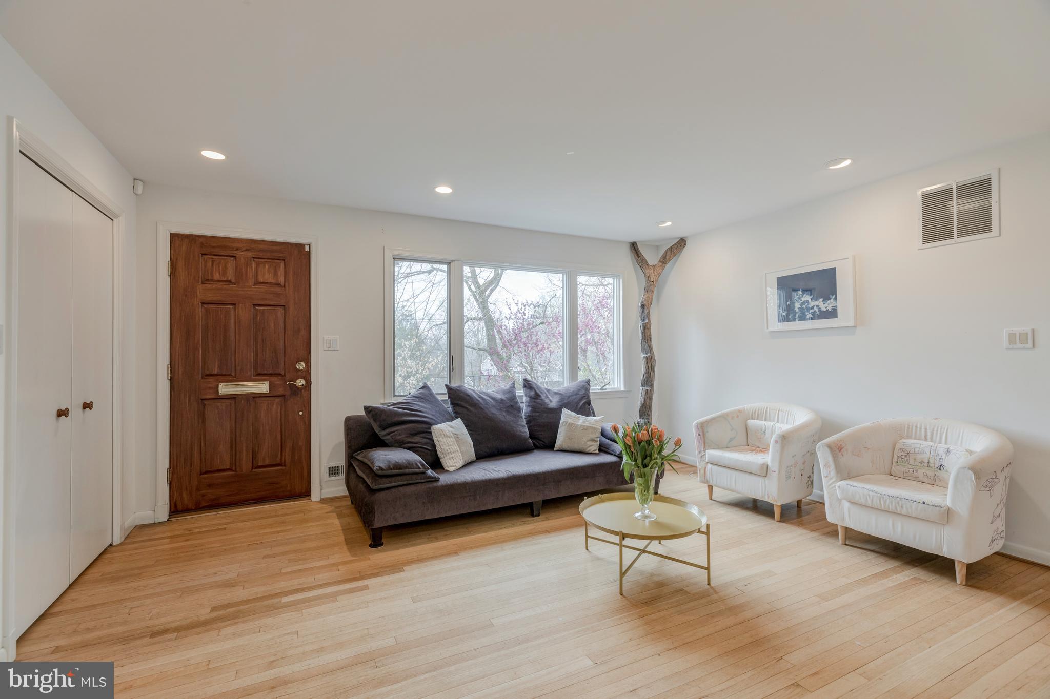 6113 Walhonding Road Bethesda, MD 20816 - Photo 3 of 26 Sun-soaked living room