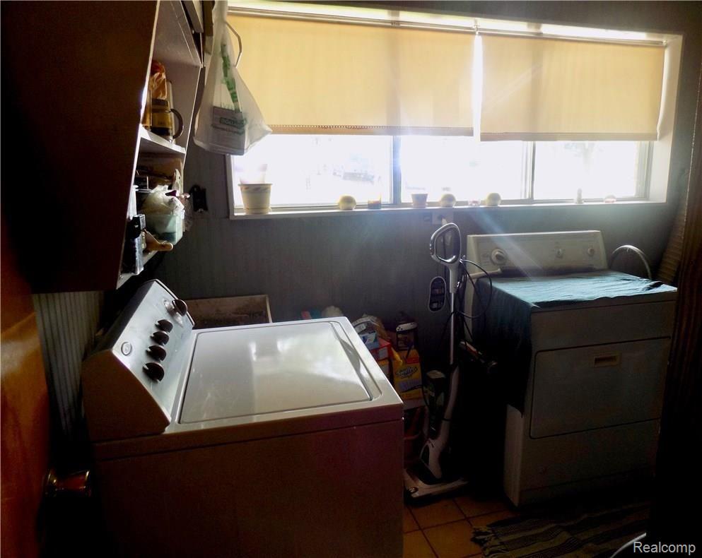 1817 Middle Trail Road Walled Lake, MI 48390 - Photo 18 of 28 LAUNDRY ROOM - APPLIANCES STAY