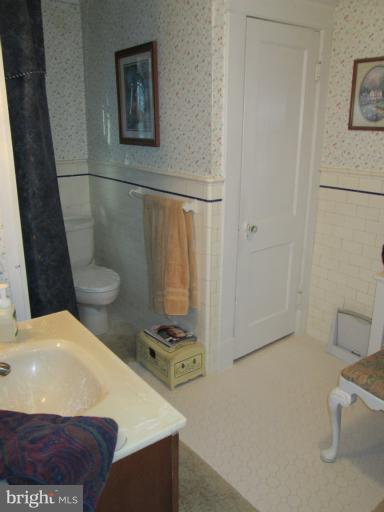 4214 Kensington Road Baltimore, MD 21229 - Photo 9 of 15 Bath