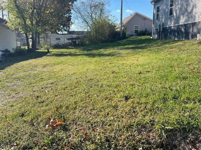 a view of a yard with a house