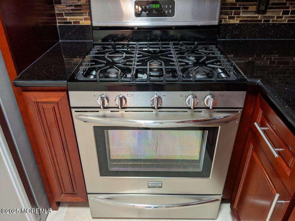 94 Azalea Circle Jackson, NJ 08527 - Photo 4 of 31 a close view of stove top oven
