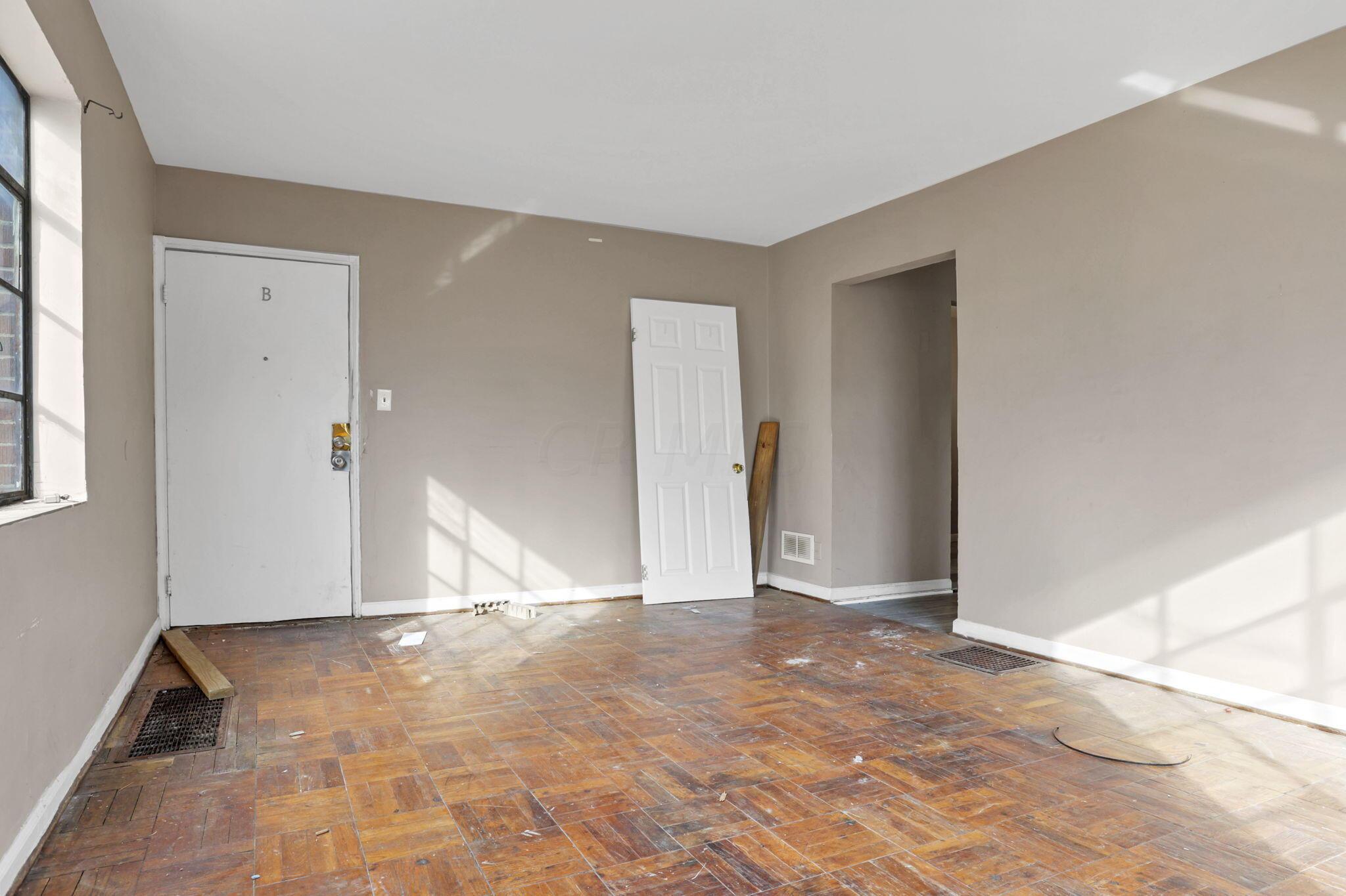 112 North Hampton Road Columbus, OH 43213 - Photo 12 of 39 39-web-or-mls-011A0860