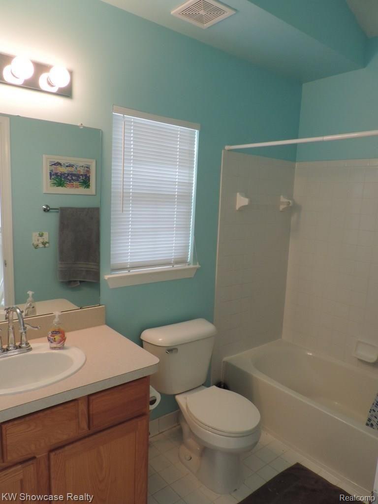 2531 Ravine Side North Howell, MI 48843 - Photo 21 of 41 2nd full bath upstairs