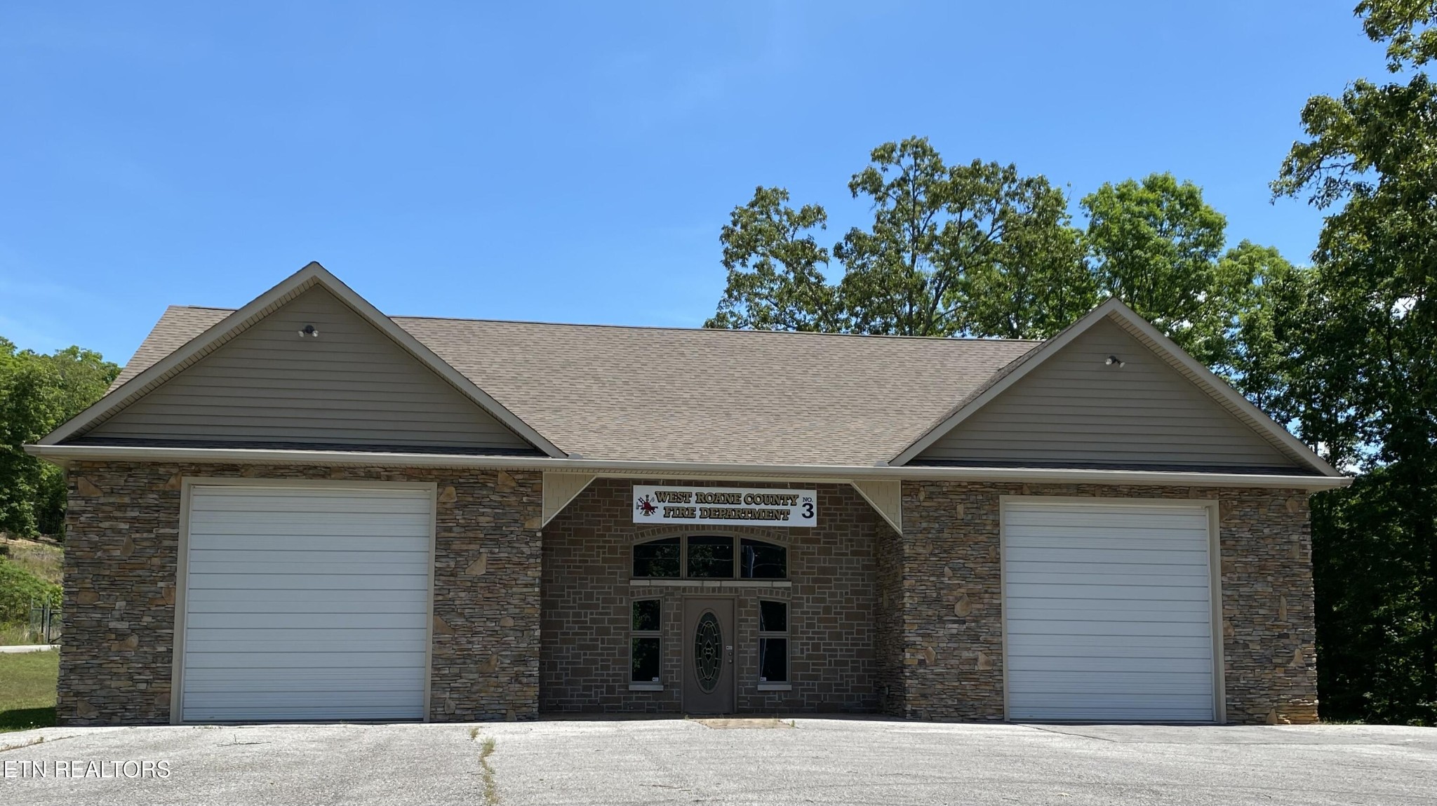 0 Ridge Top Drive Rockwood, TN 37854 - Photo 22 of 34 a front view of a house with a yard
