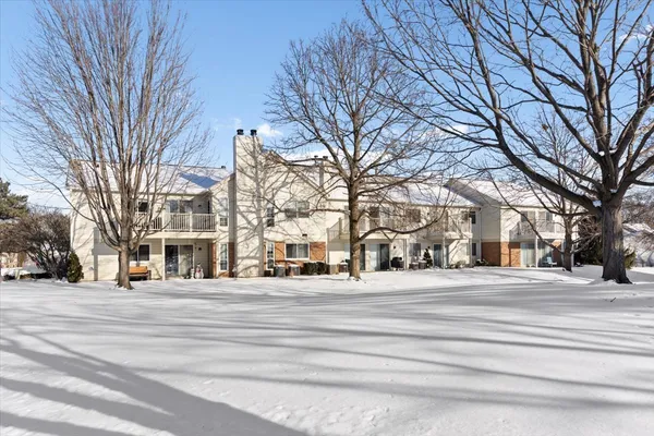 $284,000 | 1606 Stratford Court, Unit C2, Wheeling, IL 60090