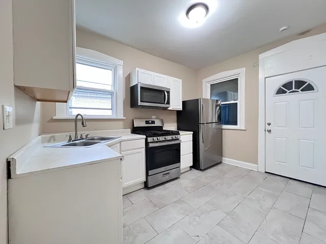 $1,800 | 821 North Waller Avenue, Unit 2, Chicago, IL 60651