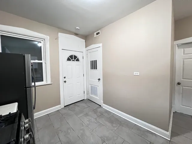 $1,800 | 821 North Waller Avenue, Unit 2, Chicago, IL 60651