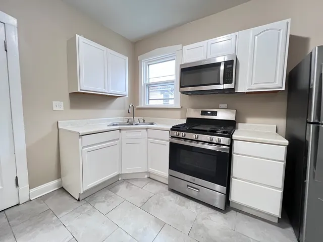 $1,800 | 821 North Waller Avenue, Unit 2, Chicago, IL 60651