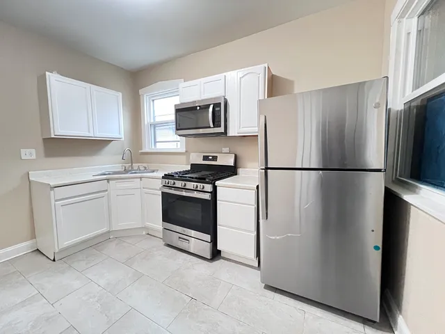 $1,800 | 821 North Waller Avenue, Unit 2, Chicago, IL 60651