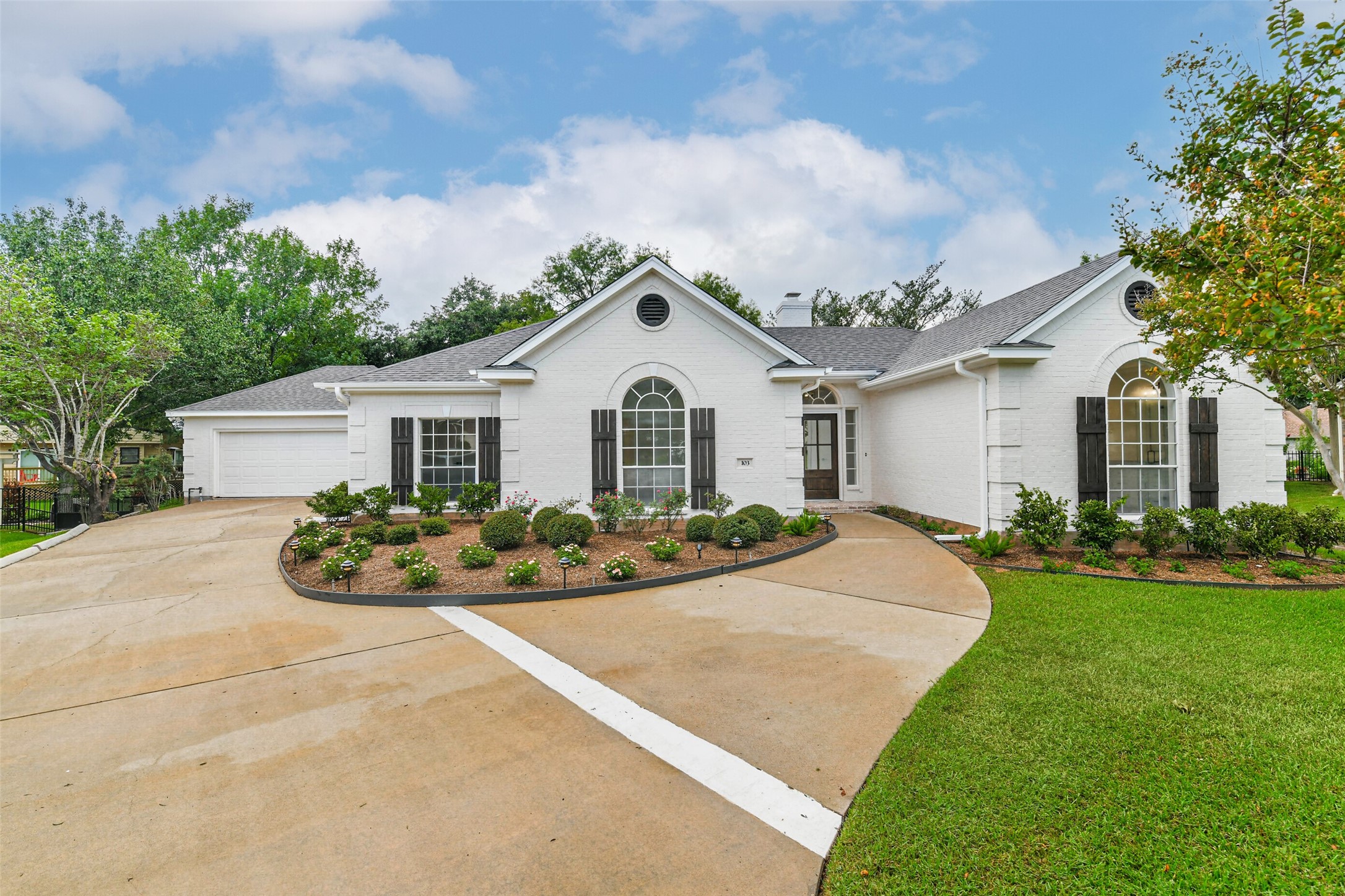 103 Forest Court Conroe, TX 77356 - Photo 3 of 40