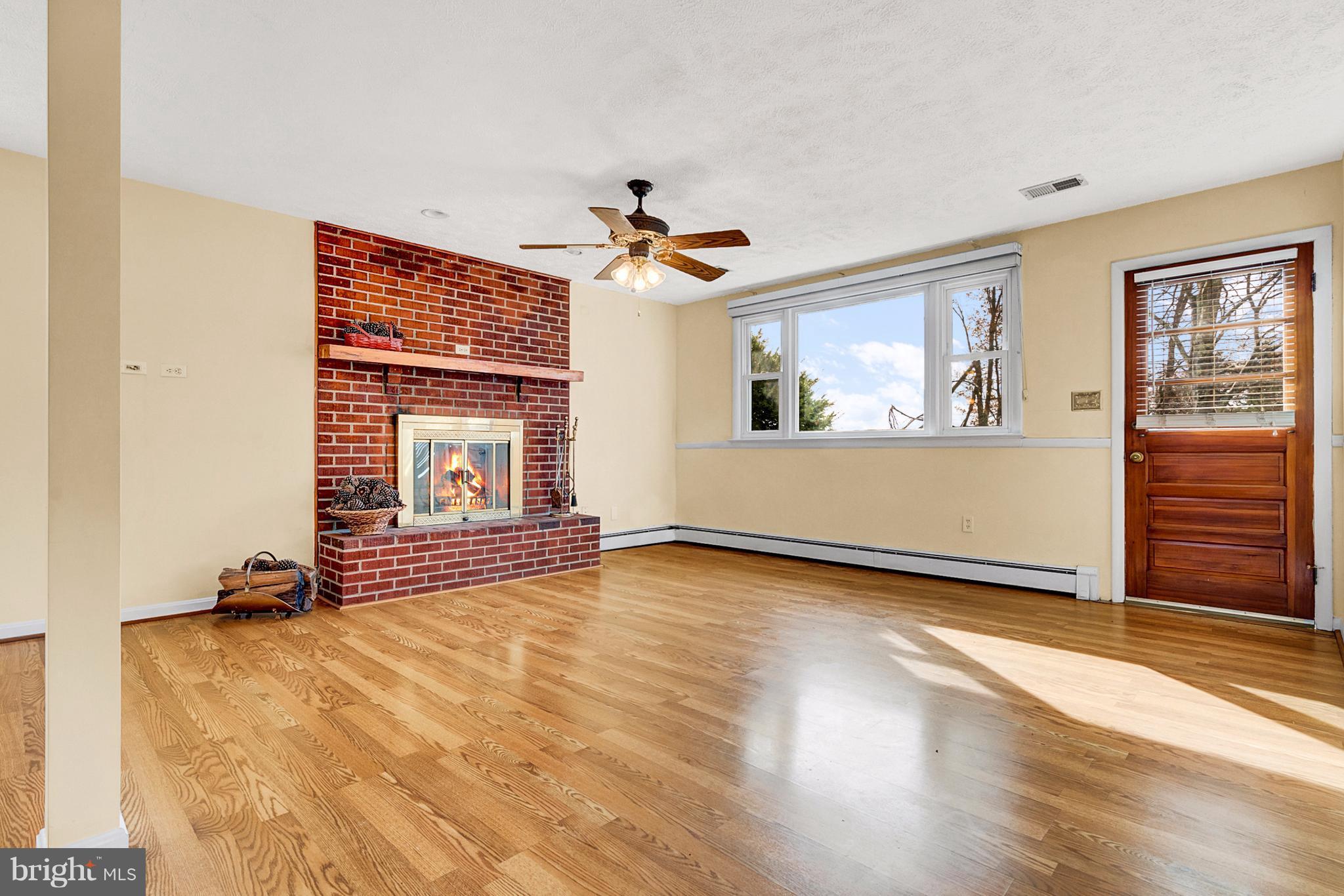 5 Bear Oak Road Castleton, VA 22716 - Photo 7 of 28 Living Room & Front Entrance