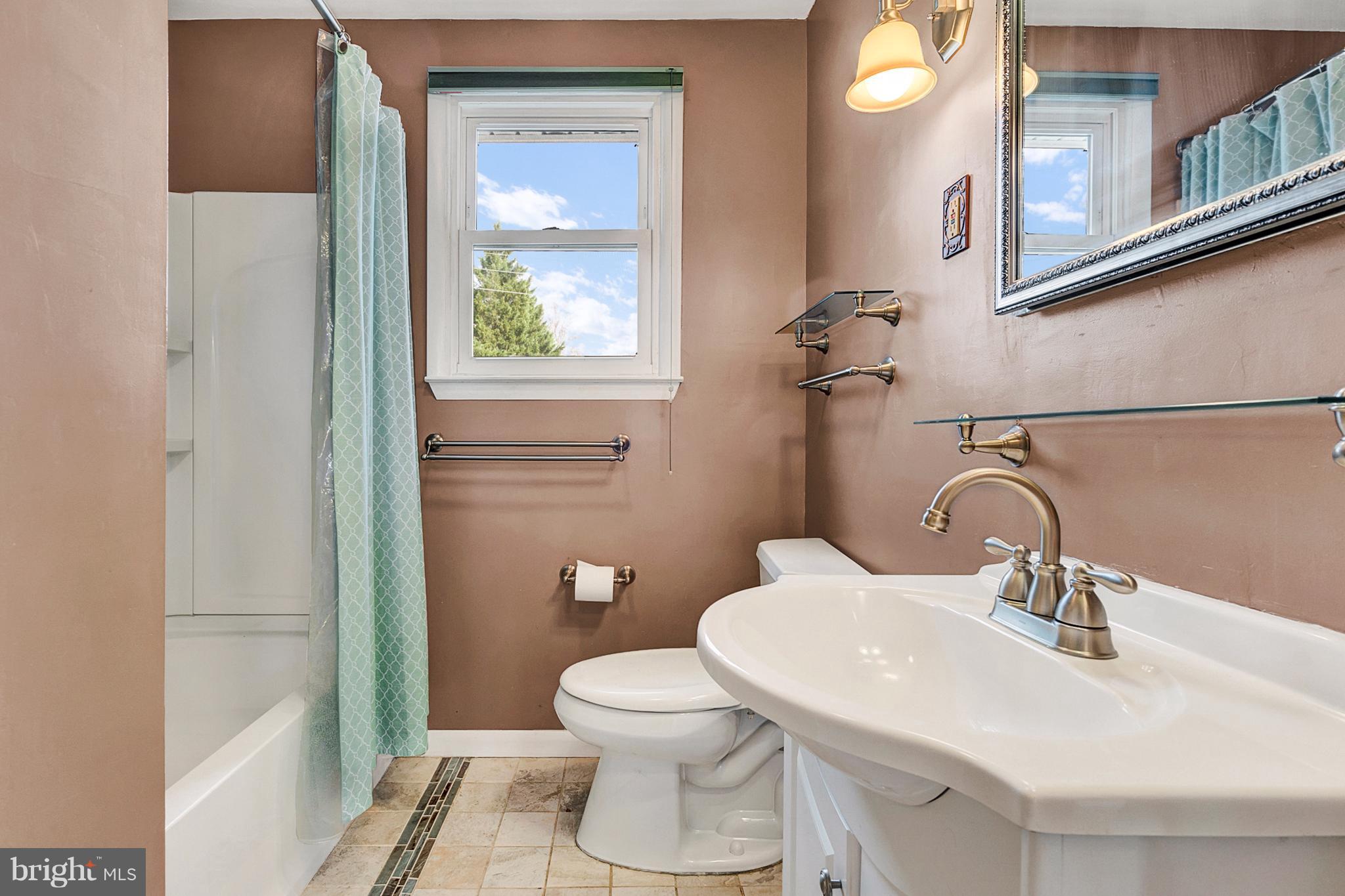 5 Bear Oak Road Castleton, VA 22716 - Photo 8 of 28 Newly Remodeled Main Bath