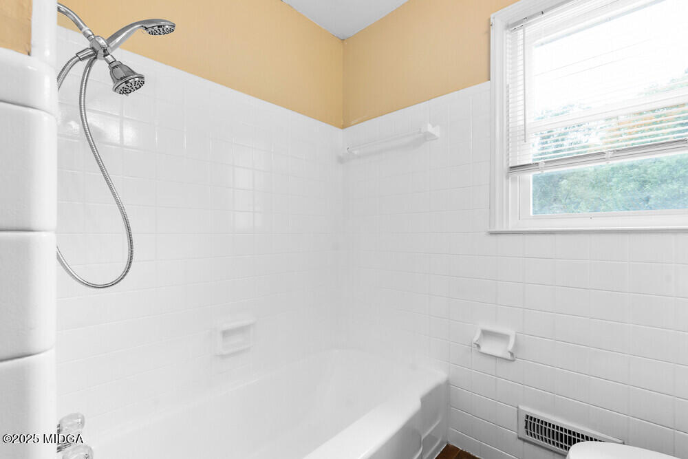 127 Edna Place Warner Robins, GA 31093 - Photo 21 of 26 a bathroom with a shower