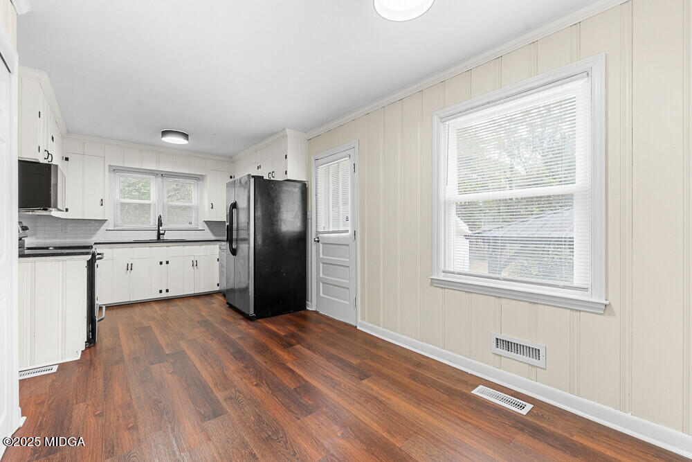 127 Edna Place Warner Robins, GA 31093 - Photo 10 of 26 a kitchen with stainless steel appliances a refrigerator sink and cabinets