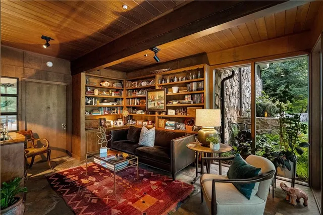 a en suite bathroom with double sink and a large mirror