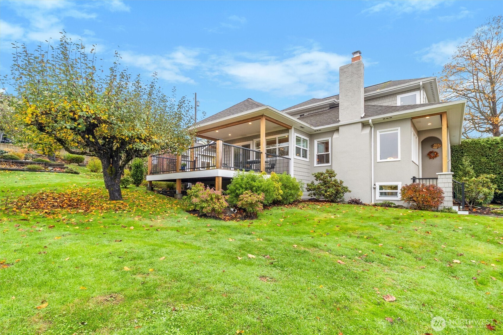 925 15th Street Bellingham, WA 98225 - Photo 40 of 40 a front view of a house with garden